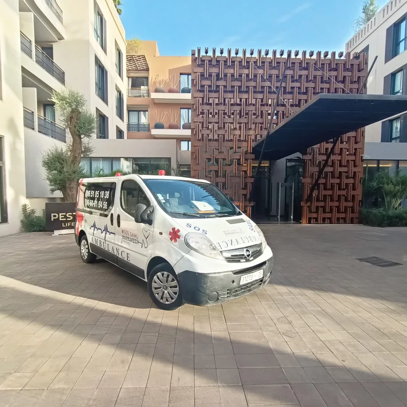 Ambulance à Marrakech devant un lieu de prise en charge